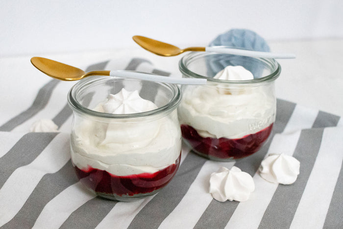 Rezept für sahniges Blitzdessert mit Kirschgrütze - Flaschenbauer - Gläser, Flaschen, Dosen