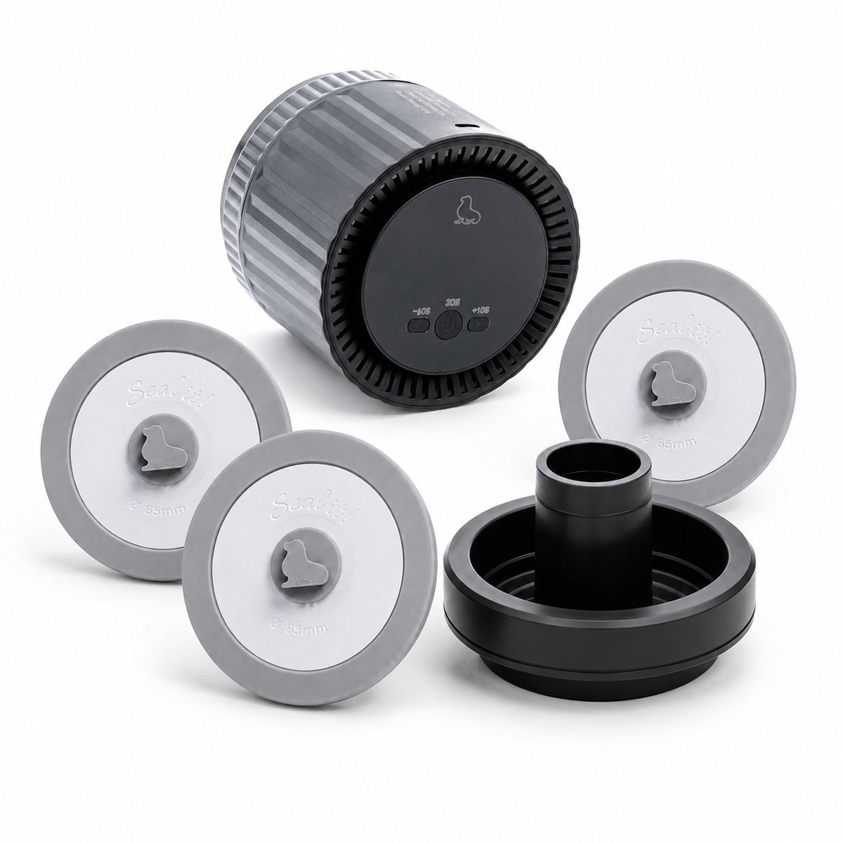 EcoSeal Pro Vakuumierer mit schwarzem AnySeal Adapter und drei grauen AnySeal Deckeln mit 85 mm Durchmesser auf weißem Hintergrund
