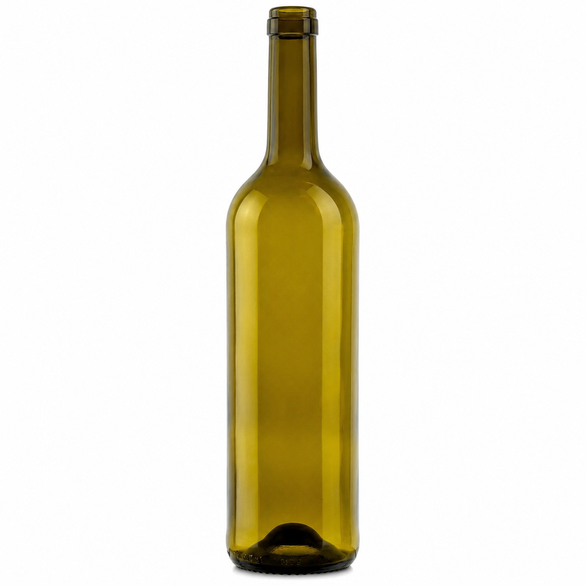 Olivegrüne, schlanke Weinflasche aus Glas mit langem Hals und Schraubmündung auf weißem Hintergrund.