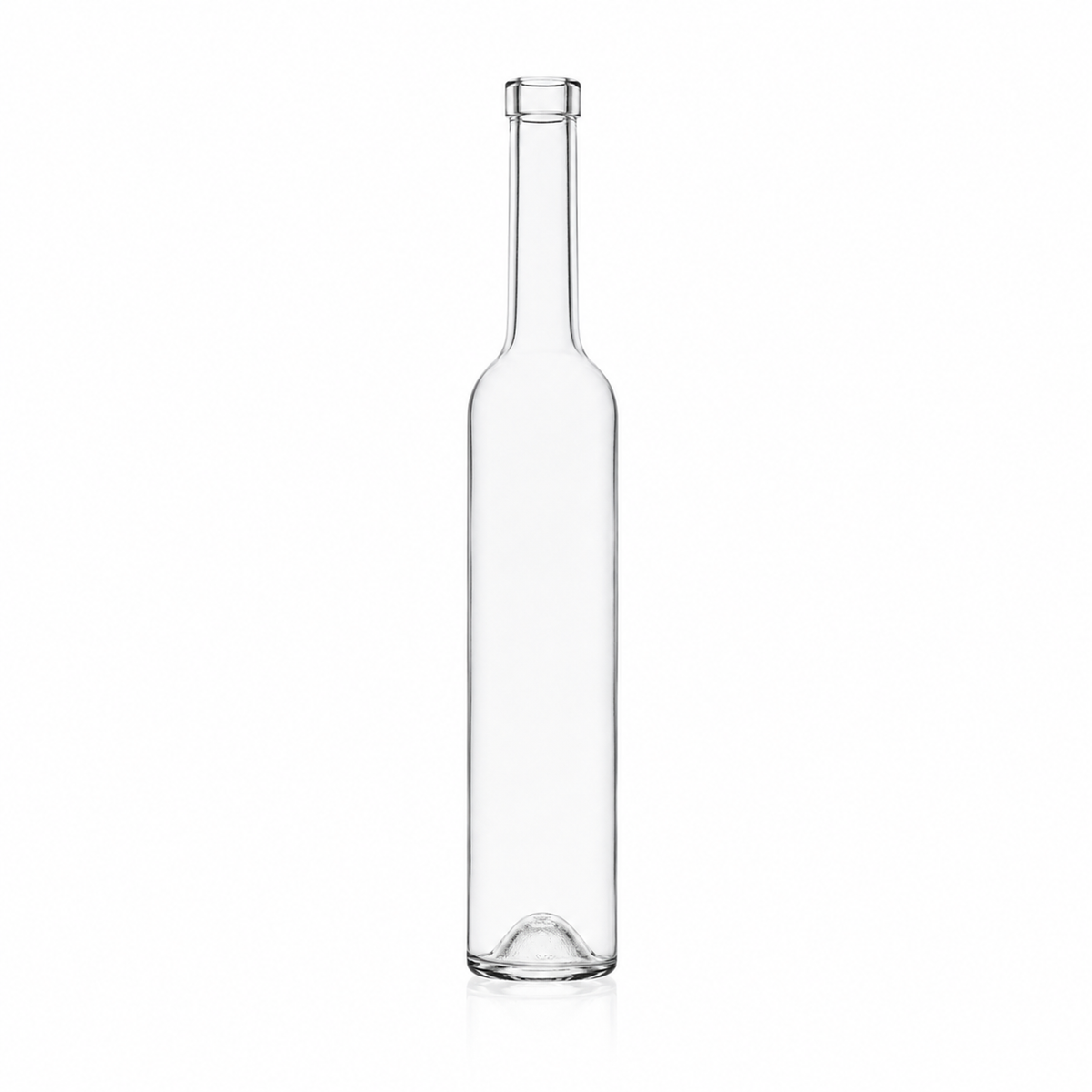 Freigestellte, klare Glasflasche mit sehr schlankem Körper, langem Hals, schmaler Mündung und ausgeprägter Bodenwölbung auf weißem Hintergrund