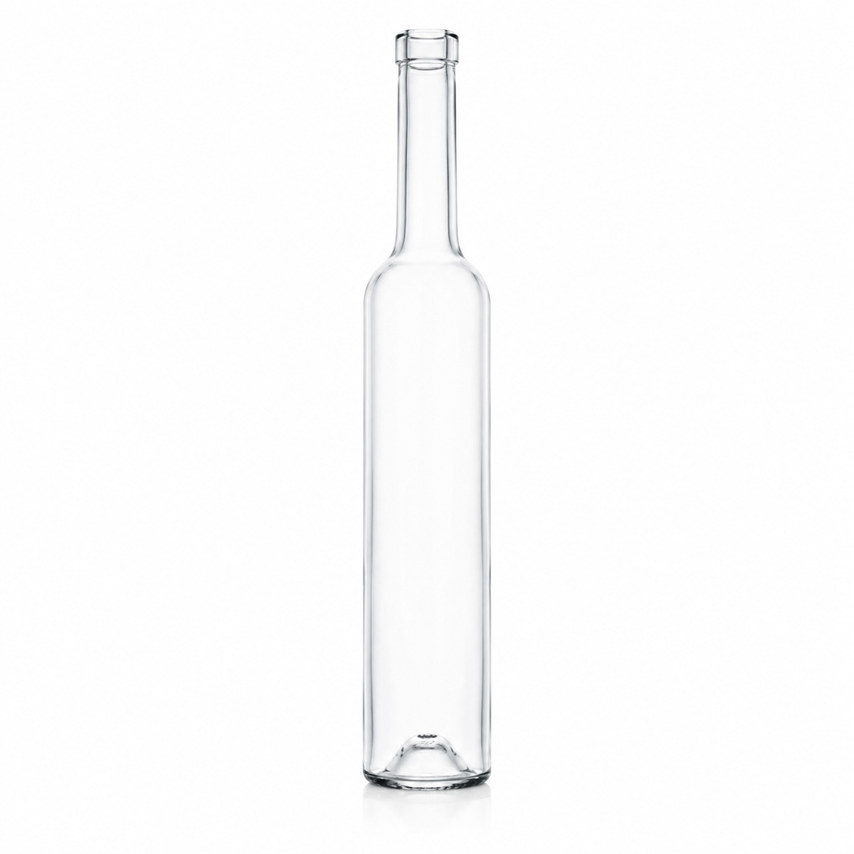 Freigestellte, klare Glasflasche mit sehr schlankem, langgezogenem Körper, langem schmalem Hals, kleiner Mündung und leicht eingezogenem Boden auf weißem Hintergrund