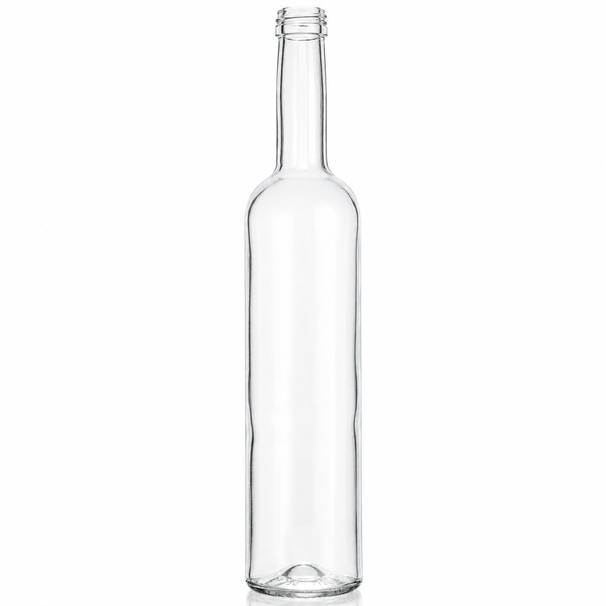 Klare, schlanke Glasflasche mit langem schmalem Hals und Schraubmündung, freigestellt auf weißem Hintergrund.