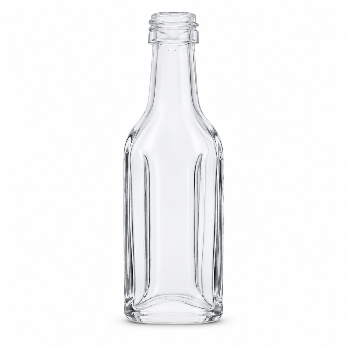 Freigestellte, klare 20-ml-Kirschwasserflasche mit facettiertem Glaskörper, kurzem Hals, Schraubmündung und massivem Glasboden auf weißem Hintergrund