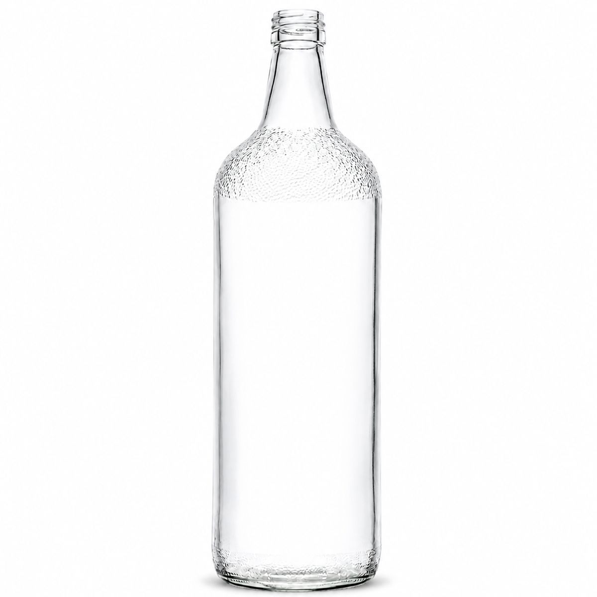 Freigestellte, klare 1-Liter-Kurzhalsflasche mit zylindrischem Körper, Schraubmündung und deutlich strukturiertem Glasrelief an Schulter und Boden auf weißem Hintergrund