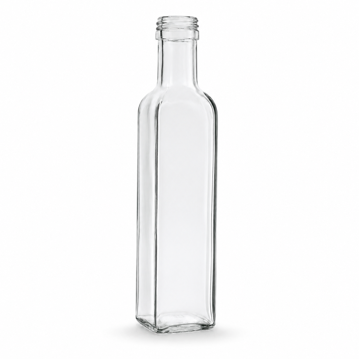 Klare Vierkantflasche aus Glas, leicht seitlich gedreht, mit Schraubmündung auf weißem Hintergrund.