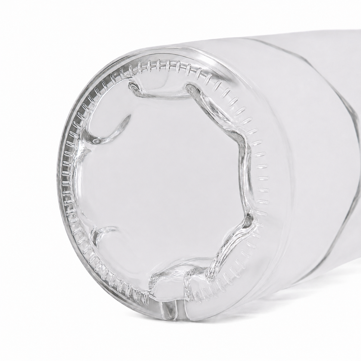 Nahaufnahme des massiven Glasbodens der Nocturne-Okta-Flasche mit deutlich erkennbarer achteckiger Bodenstruktur und zentralem Innenboden