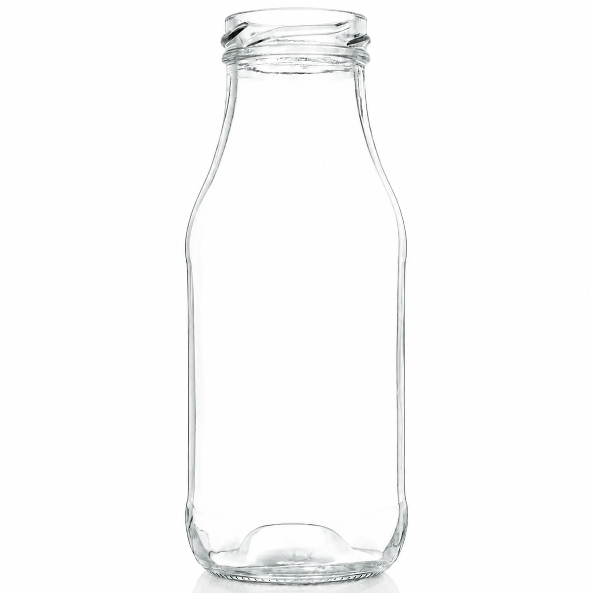 Leere, klare Glasflasche mit kurzer Schulter und schmaler Mündung, freigestellt und frontal auf weißem Hintergrund fotografiert.