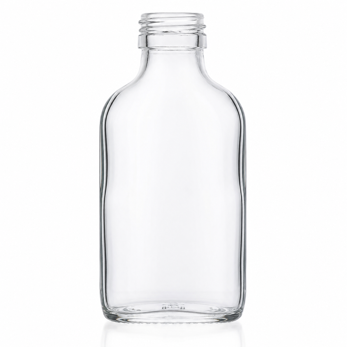 Freigestellte, klare Glasflasche mit flachem, rechteckig-ovalem Körper, sanft gerundeten Schultern, kurzer Schraubmündung und massivem Glasboden auf weißem Hintergrund