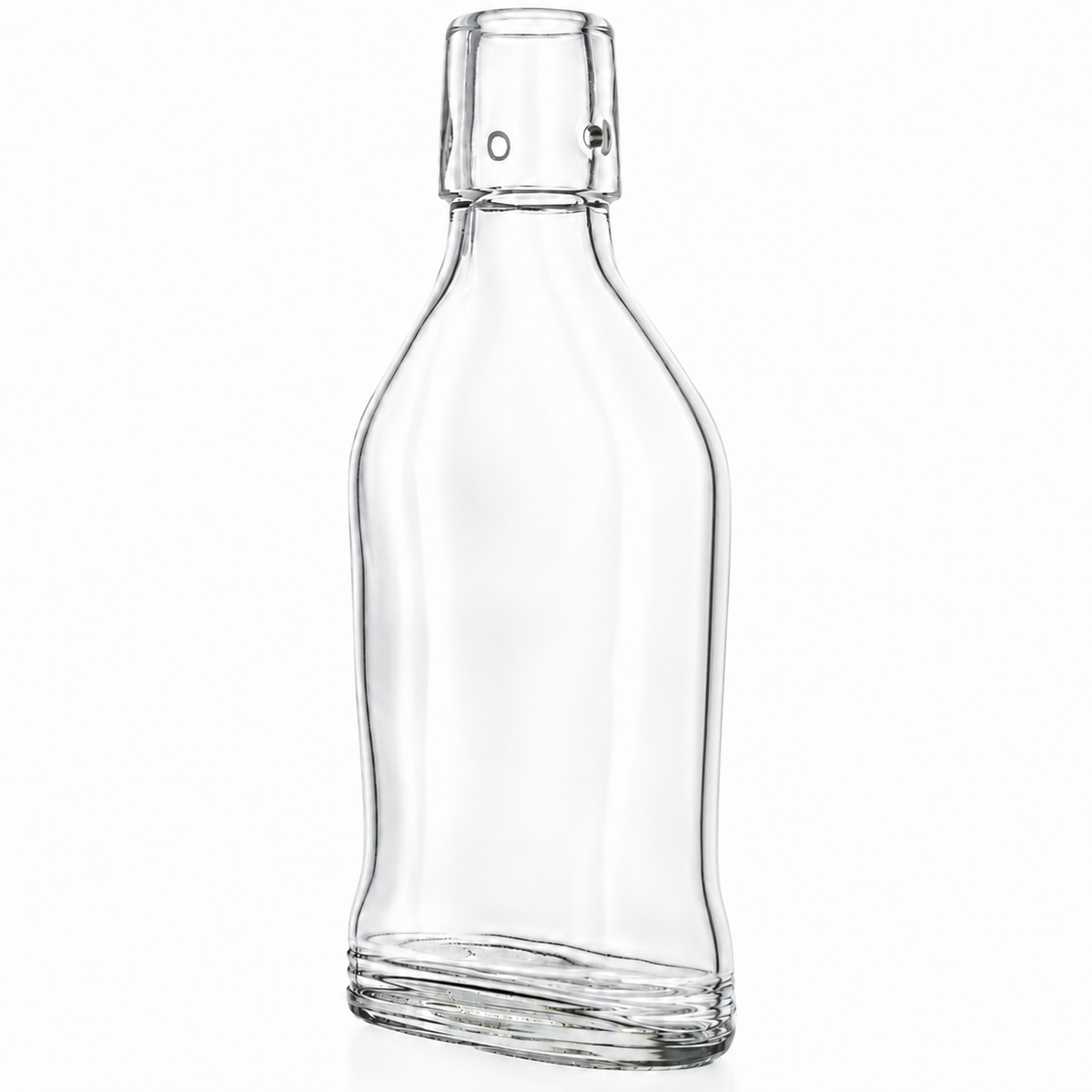 Klare, flache Taschenflasche 200 ml mit Bügelmündung und gerilltem Glasfuß, leicht seitlich gedreht auf weißem Hintergrund