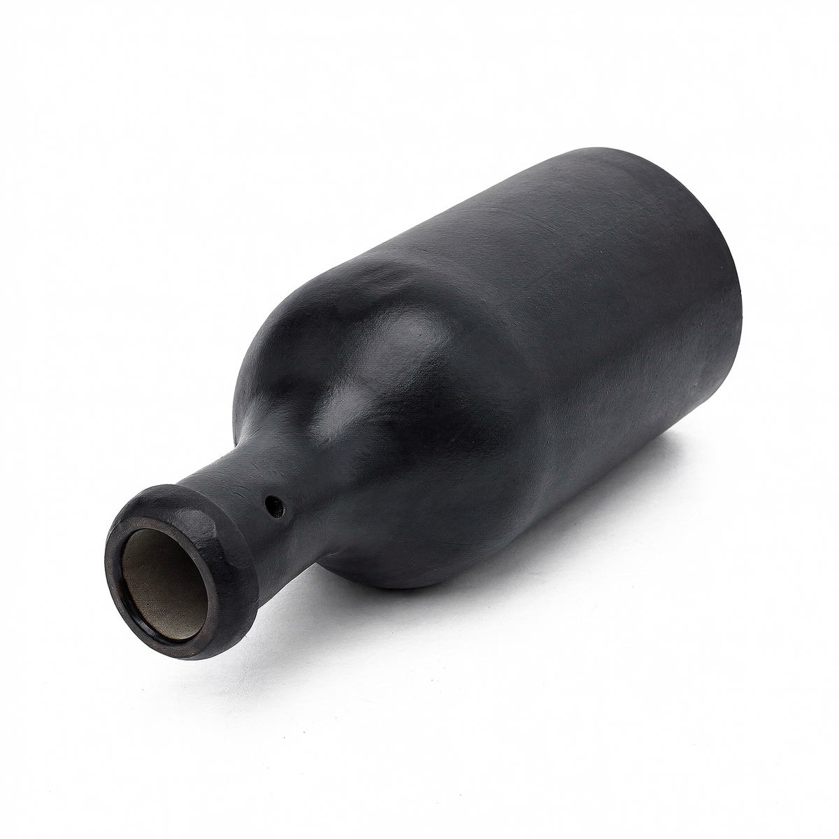 Schwarz-matter Tonkrug 500 ml mit Bügelverschluss-Mündung, liegend in isometrischer Ansicht