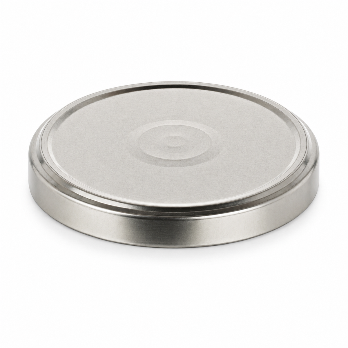 Silberner Twist-off-Verschluss 70 mm mit zentralem Vakuum-Button, leicht schräg von oben auf weißem Hintergrund dargestellt.