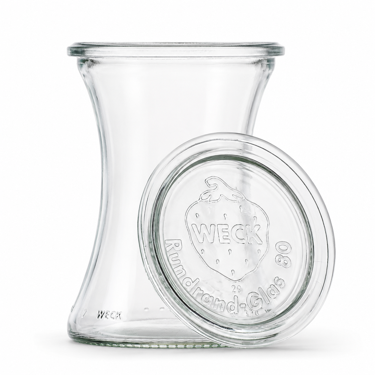 Freigestelltes WECK Rundrandglas aus klarem Glas mit passendem Glasdeckel, geprägtem WECK-Logo und weißem Hintergrund