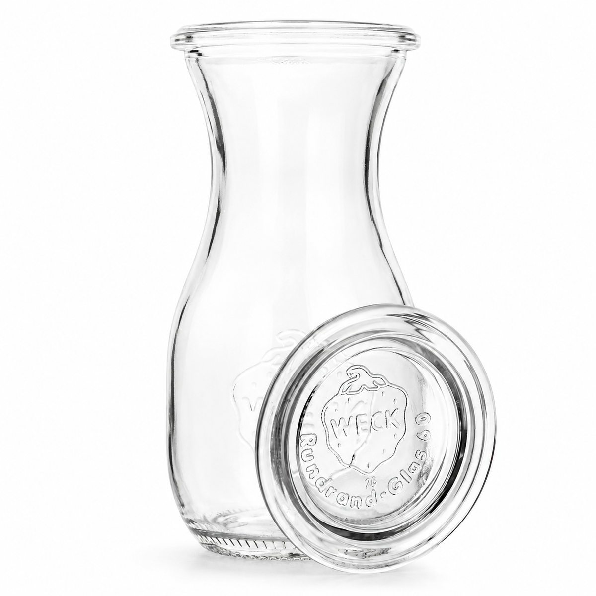 WECK-Saftflasche 1/4 l RR60 aus klarem Glas mit schmaler Taille, geprägtem WECK-Logo und angelehntem Glasdeckel.